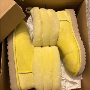 UGGS- Size 7w. Yellow & Water resistant!  UK SIZE 5.    EU Size 38.   JP Size 24